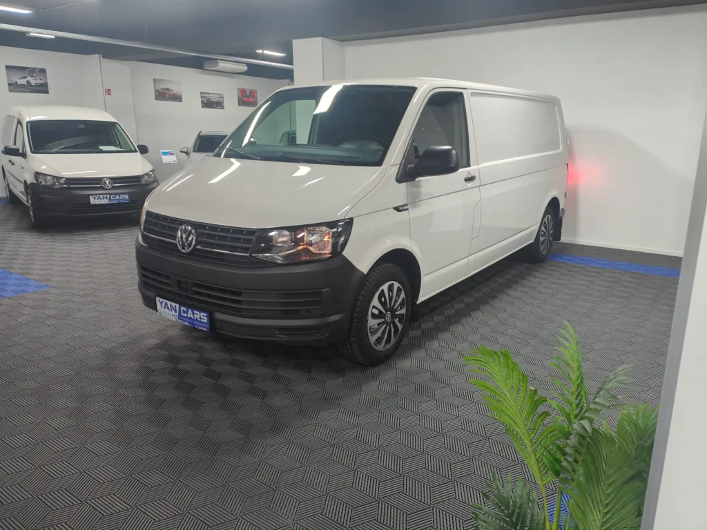Volkswagen Transporter blanc vendu chez Yancars, garage d’occasion à Liège